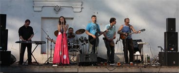 Фотография сольного выступления группы ЧеРДаК на open air перед ДК «Металлургов» - ЧеРДаК в полном составе * 4 июня 2010 года