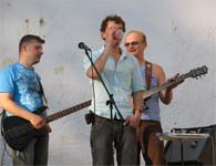 Фото open air группы ЧеРДаК перед ДК «Металлургов» - Гура, Беляков и Захаров * 4 июня 2010 года