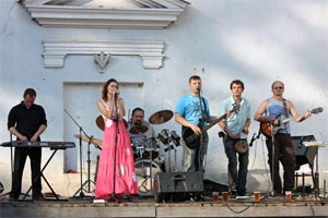 Группа ЧеРДаК в полном составе на сольном open air перед ДК «Металлургов». Фото. 4 июня 2010 года