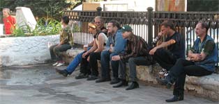 Зрители на open air группы ЧеРДаК перед ДК «Металлургов» * 4 июня 2010 года