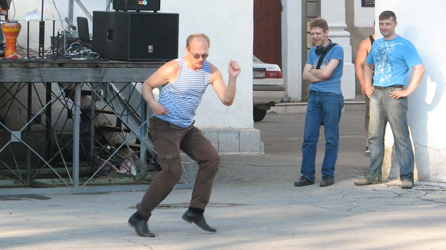 Захарыч зажигает в антракте. Open air группы ЧеРДаК перед ДК «Металлургов» * 4 июня 2010 года