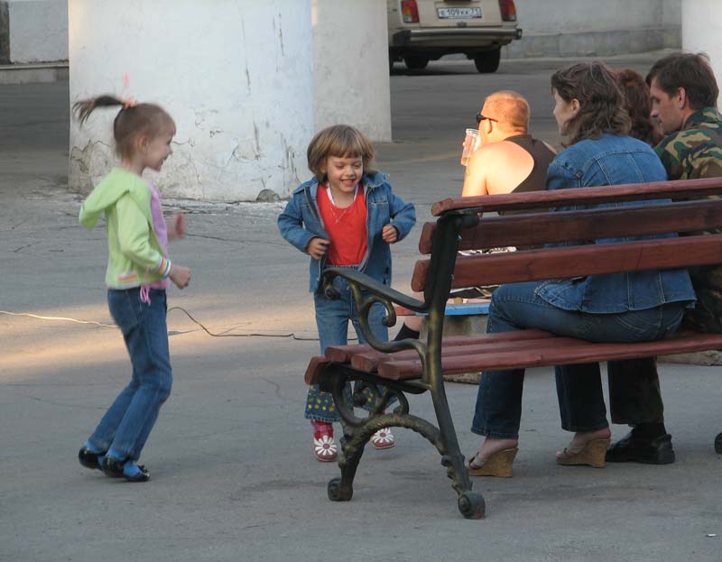 Детишки. Open air группы ЧеРДаК перед ДК «Металлургов» * 4 июня 2010 года