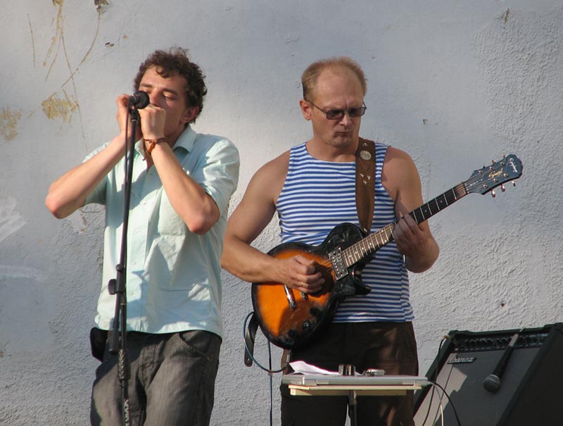 Роман Беляков и Сергей Захаров. Рок-группа ЧеРДаК (Тула) * open air перед ДК «Металлургов» * 4 июня 2010 года
