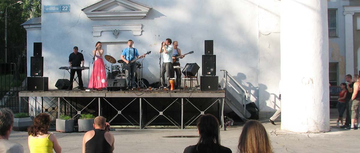 Open air группы ЧеРДаК перед ДК «Металлургов» * 4 июня 2010 года