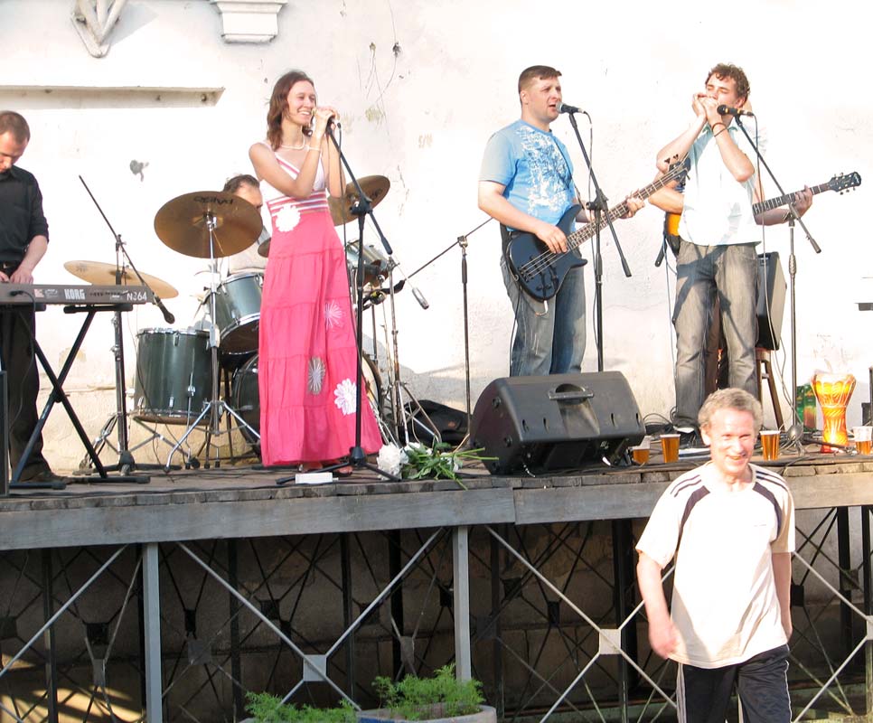 Пионы Наташке Мироновой. Open air группы ЧеРДаК перед ДК «Металлургов» * 4 июня 2010 года