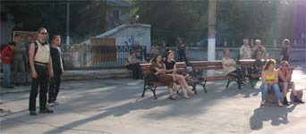 Зрители на open air группы ЧеРДаК перед ДК «Металлургов» * 4 июня 2010 года