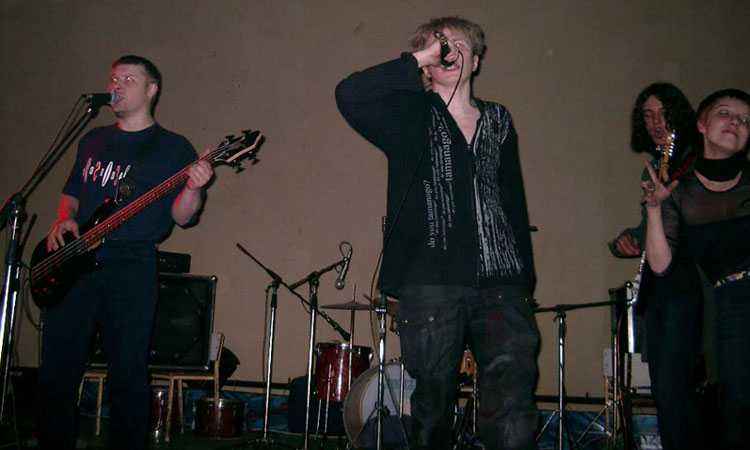 Фотография выступления тульской группы Чердак в клубе ИНДИЯ * 15 Апреля 2005 года * Все дороги ведут в роК