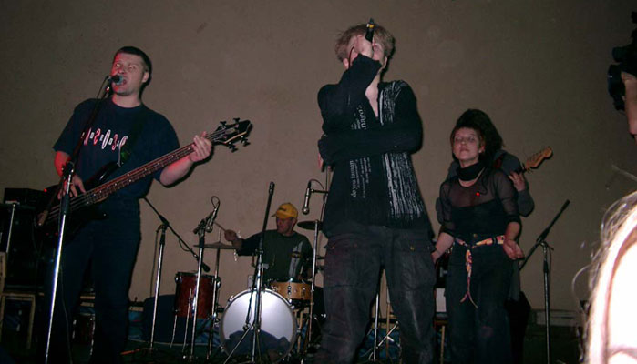 Фотография выступления тульской группы Чердак в клубе ИНДИЯ * 15 Апреля 2005 года * Все дороги ведут в роК