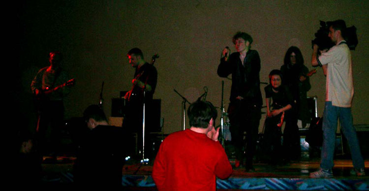 Фотография выступления тульской группы Чердак в клубе ИНДИЯ * 15 Апреля 2005 года * рок-фестиваль: Все дороги ведут в роК * съёмку ведёт телекомпания +12 
