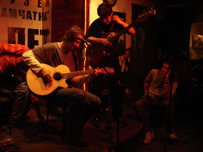 Фотография выступления группы Ливень и Романа Белякова (Алмазова)(ЧеРДаК) в питерском клубе КАМЧАТКА * 24 Февраля 2007 года