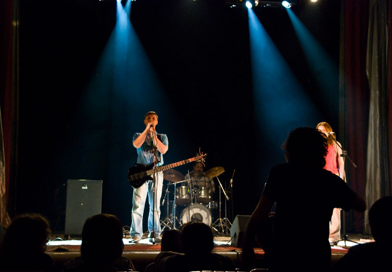 Группа ЧеРДаК выступает на фестивале Майские Жуки (30 апреля 2011 года)