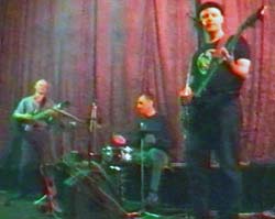 Фотография взята с видеозаписи, сделанной 9 июля 2004 года Вячеславом Сергеевым в клубе ИНДИЯ. Это первое выступление группы ЧеРДаК.