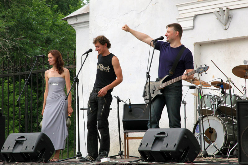 Группа ЧеРДаК выступает на опен-эйре на Нижнем Криволучье (19 июня 2011 года)