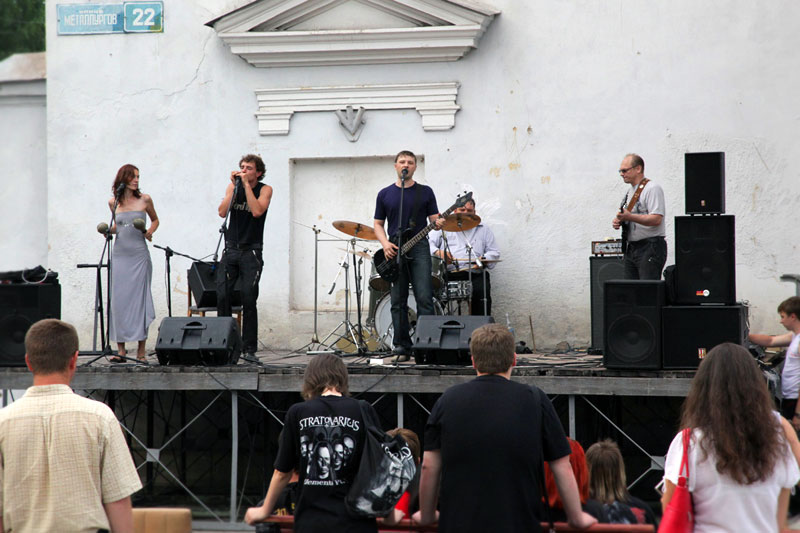 Группа ЧеРДаК выступает на опен-эйре на Нижнем Криволучье (19 июня 2011 года)