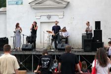 Фото с опенэйра на Нижнем Криволучье в ДК Металлургов - выступление группы ЧеРДаК * 19 июня 2011 года