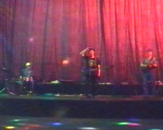 Выступление группы ЧеРДаК на концерте в клубе ИНДИЯ 13 августа 2004 года.