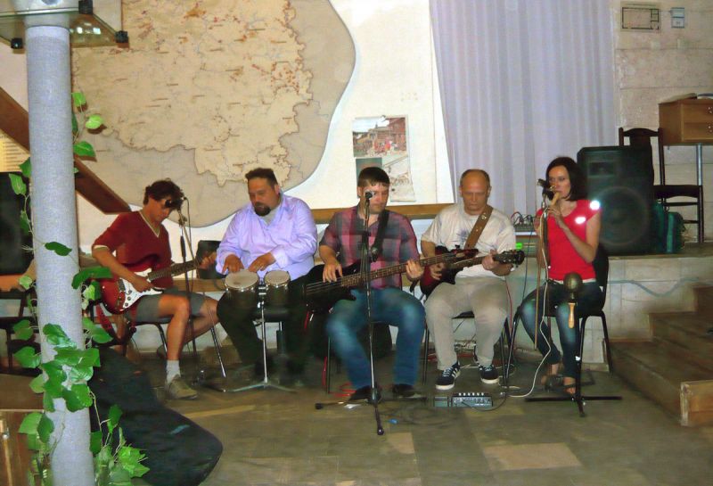 Группа ЧеРДаК выступает на концерте в Тульских древностях (18 мая 2012 года)