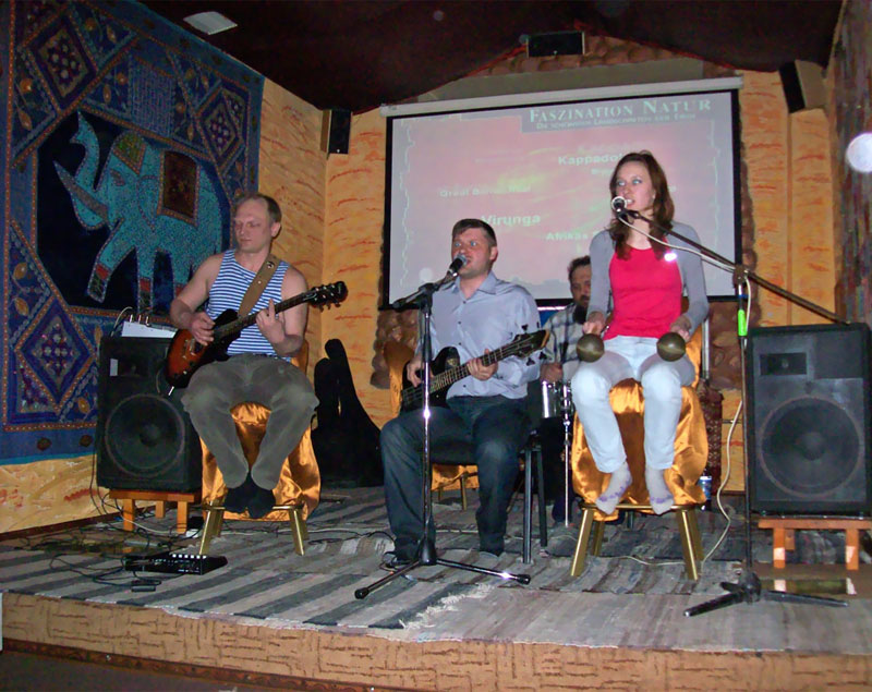 Группа ЧеРДаК выступает на благотворительном концерте в поддержку Александра Чернецкого (лидера группы «Разные Люди»)