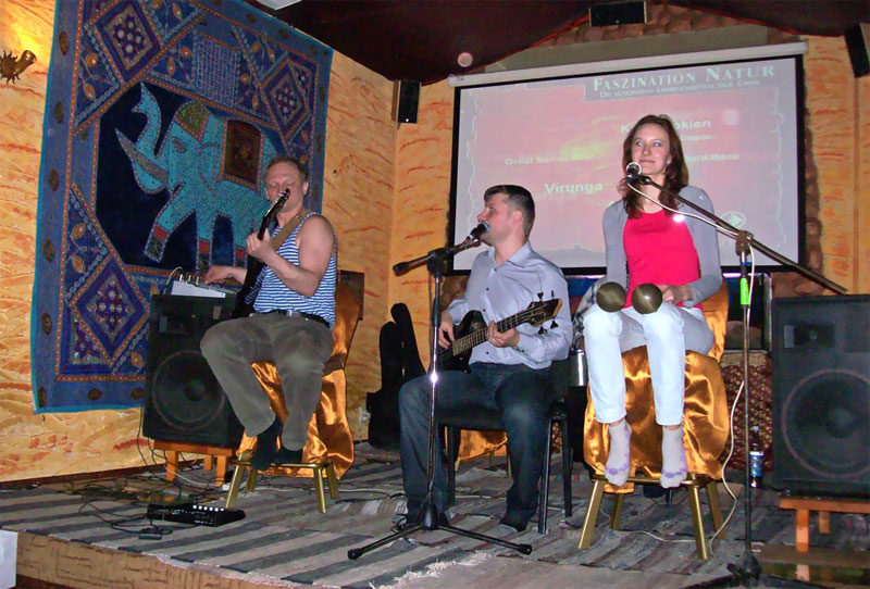 Группа ЧеРДаК выступает на благотворительном концерте в поддержку Александра Чернецкого (лидера группы «Разные Люди»)