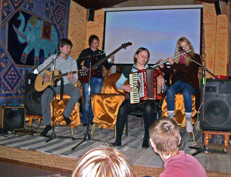 Группа Живые Картины выступает на благотворительном концерте в поддержку Александра Чернецкого (лидера группы «Разные Люди»)