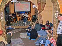 Ворон Кутха. Фото с благотворительного концерта в поддержку Саши Чернецкого в «Воротах Солнца» * 13 апреля 2011 года
