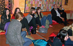 Зрители. Фото с благотворительного концерта в поддержку Саши Чернецкого в «Воротах Солнца» * 13 апреля 2011 года