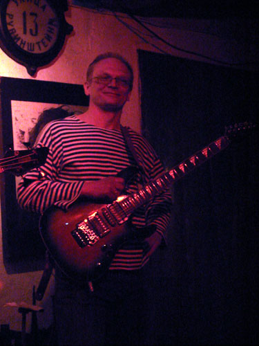 Фотография гитариста группы ЧеРДаК Сергея Захарова в клубе Камчатка (СПб) 24 Февраля 2007 года