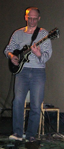 Фотография гитариста группы ЧеРДаК Сергея Захарова в клубе Индия (концерт Рокировка) 14 Января 2005 года