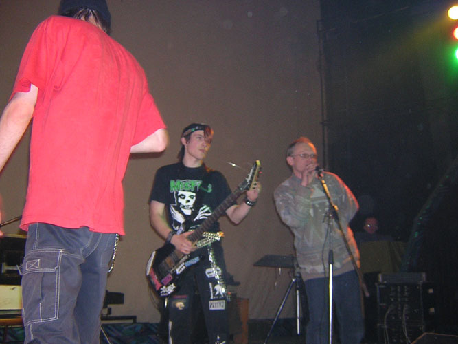Фотография гитариста группы ЧеРДаК Сергея Захарова в клубе Индия (концерт ПУРГЕНа) 11 Марта 2005 года
