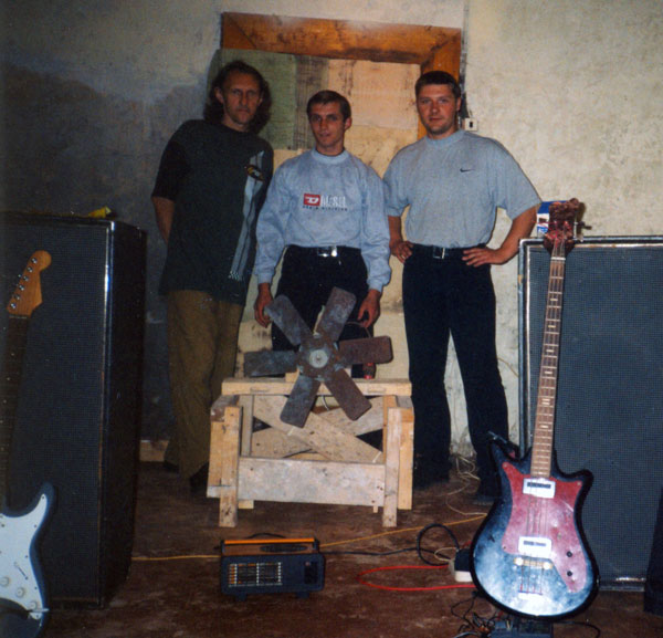 Будущая команда ЧеРДаК в подвале ДК Металлург * Весной 2003 года * Дима Гура, Владимр Капустин и Паша