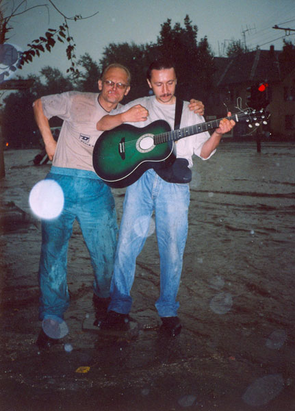 Участники команды ЧеРДаК в окрестностях ДК Металлург * Летом 2003 года * Серёга Захаров и Лёха Затворник