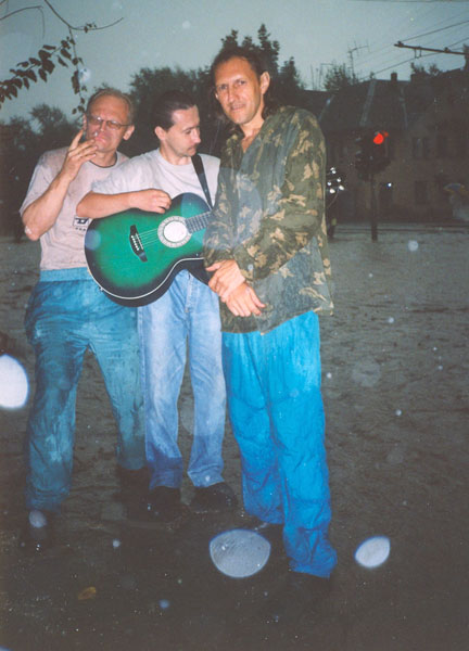 Участники команды ЧеРДаК в окрестностях ДК Металлург * Летом 2003 года * Серёга Захаров, Лёха Затворник и Капустин