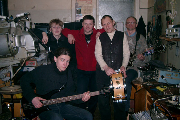 Рок группа ЧеРДаК на репбазе ДК Металлург весной 2005 года * Гура, Захарыч, Ромик(dj Нефиг), Капустин и Маньяк
