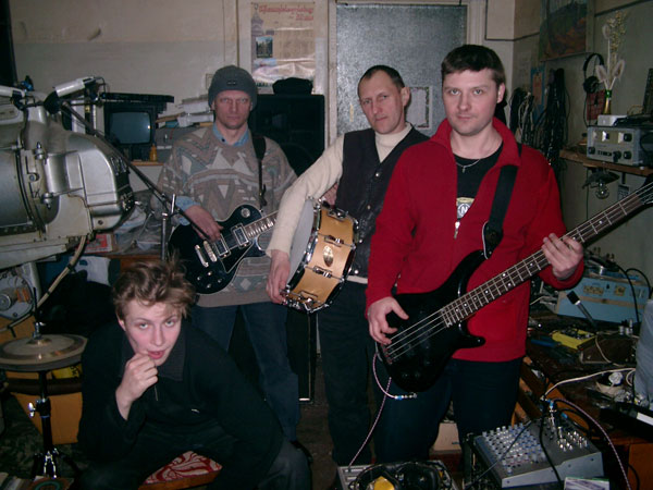 команда ЧеРДаК на репбазе ДК Металлург весной 2005 года * Гура, Захарыч, Капустин и Маньяк